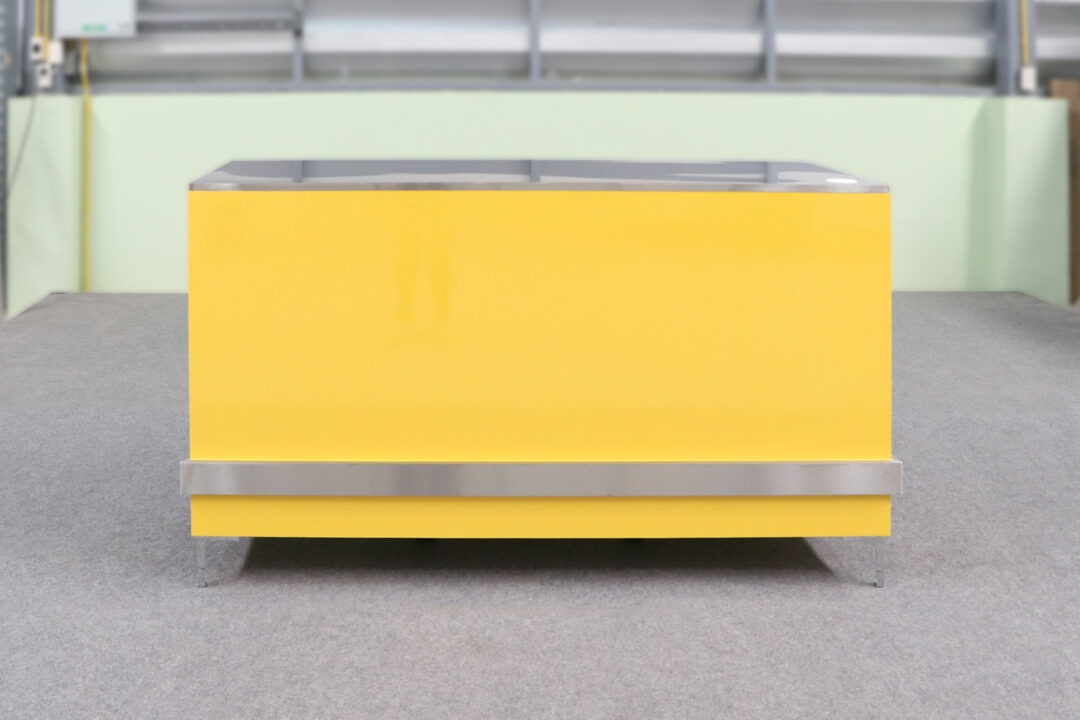 ภาพสินค้าจริง เคาน์เตอร์แคชเชียร์ สีเหลืองเงา มีขาโต๊ะกันน้ำ รุ่น CC-026