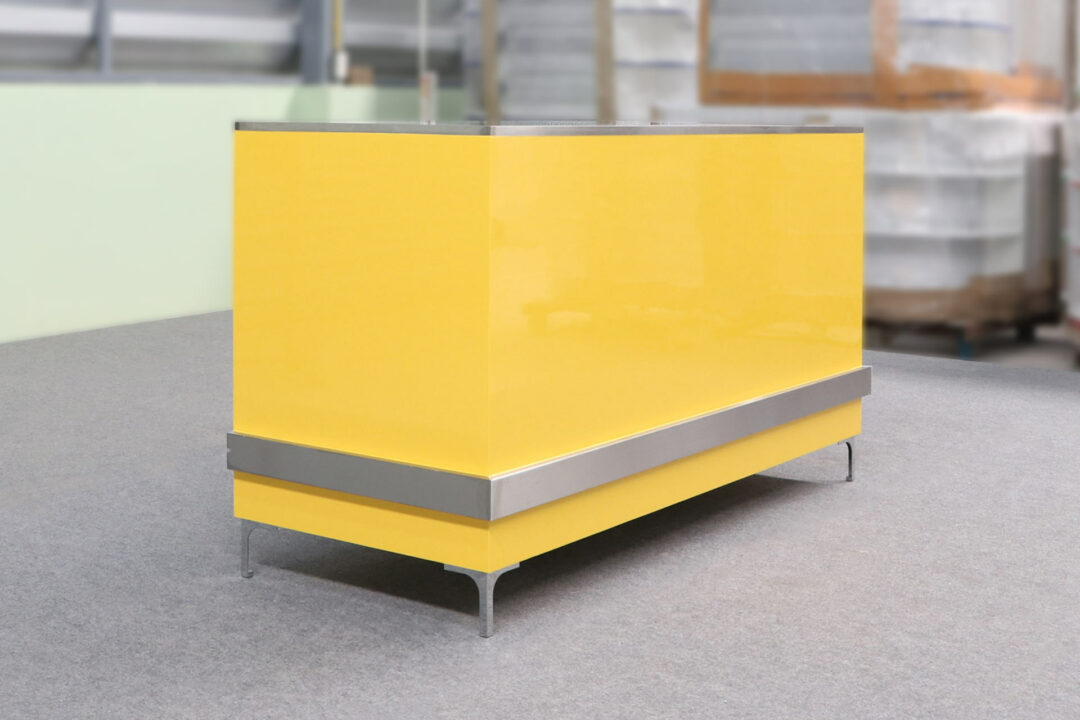 ภาพสินค้าจริงมุมซ้าย เคาน์เตอร์แคชเชียร์ สีเหลืองเงา มีขาโต๊ะกันน้ำ รุ่น CC-026