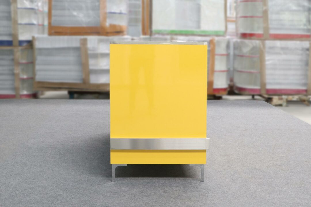 ภาพสินค้าจริงด้านข้าง เคาน์เตอร์แคชเชียร์ สีเหลืองเงา มีขาโต๊ะกันน้ำ รุ่น CC-026