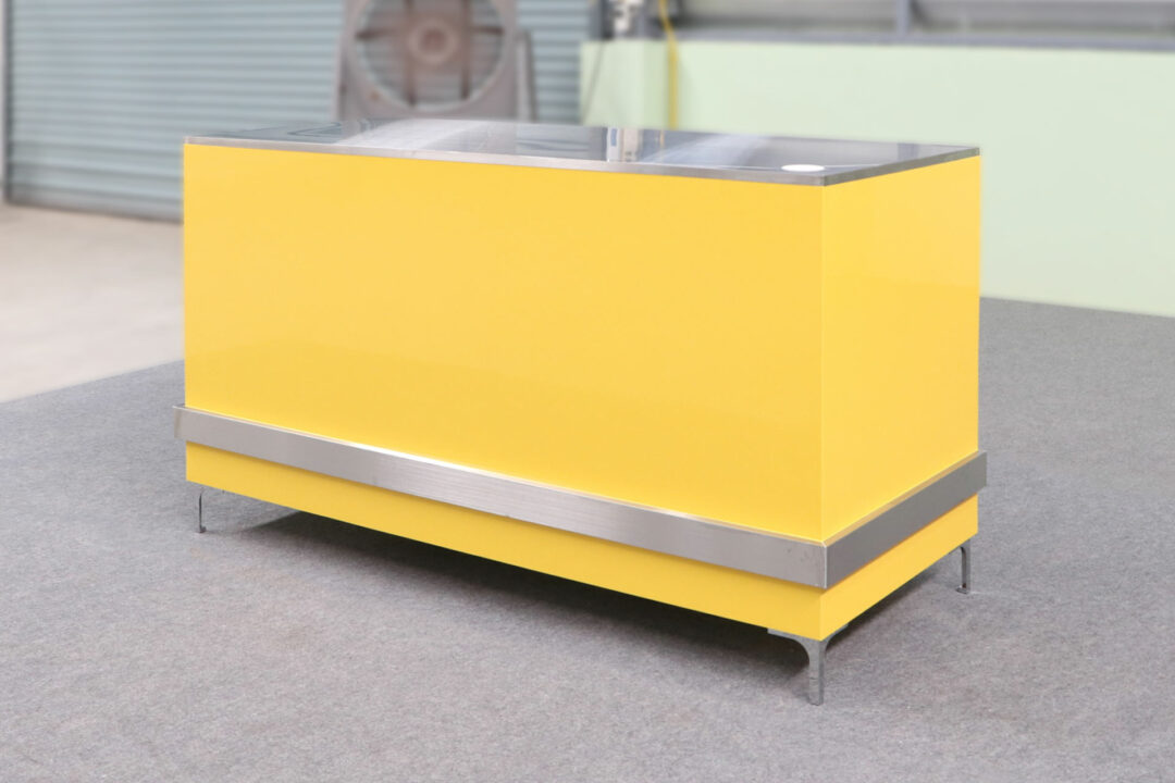 ภาพสินค้าจริงมุมด้านหน้า เคาน์เตอร์แคชเชียร์ สีเหลืองเงา มีขาโต๊ะกันน้ำ รุ่น CC-026