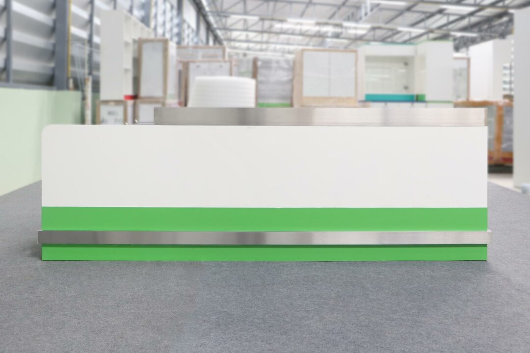 ภาพมุมมองสินค้าด้านข้าง เคาน์เตอร์แคชเชียร์ตัวแอล สีเขียว-ขาว รุ่น CC-021