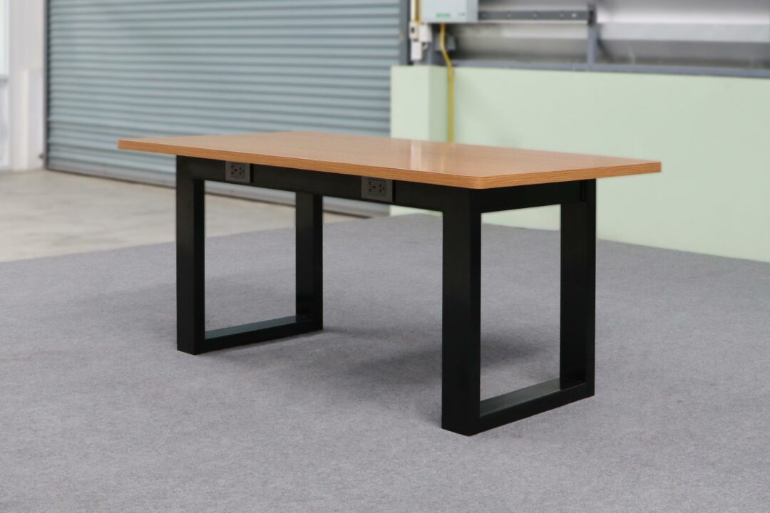 มุมขวา โต๊ะไม้ขาเหล็ก รุ่น T-002